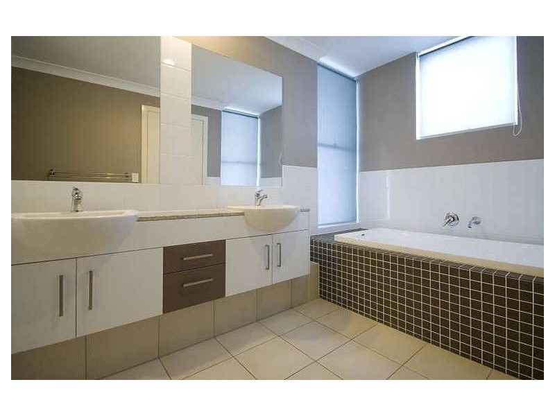 9/10 Valbonne Ave, Varsity Lakes QLD 4227