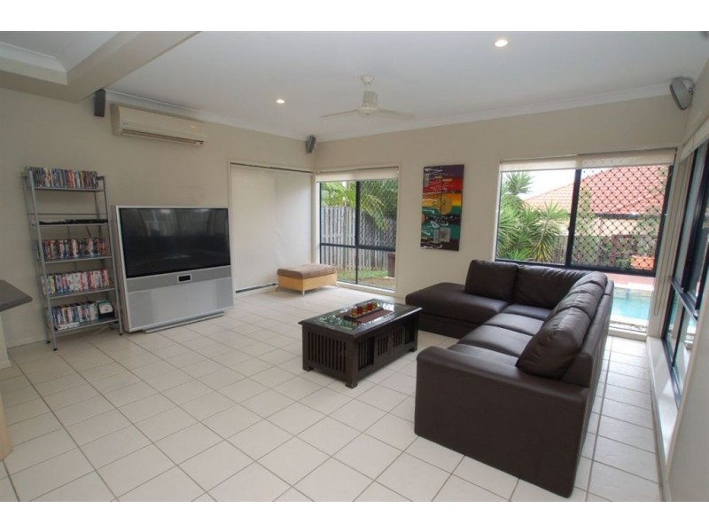 10 Majorca Cr, Varsity Lakes QLD 4227