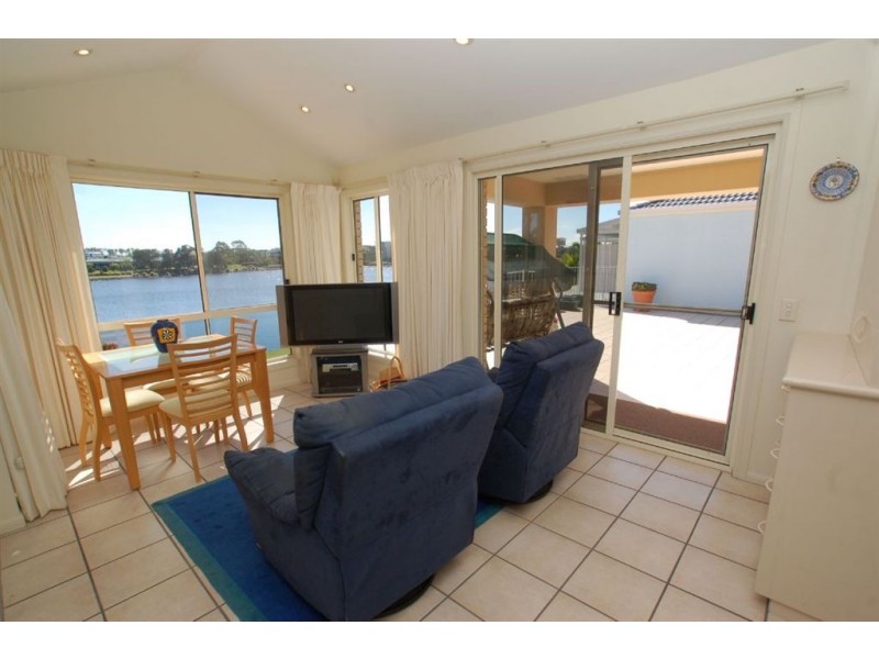 8 Vanderbilt Court, Varsity Lakes QLD 4227