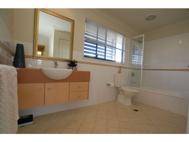 25a Geraldton Drive, Varsity Lakes QLD 4227