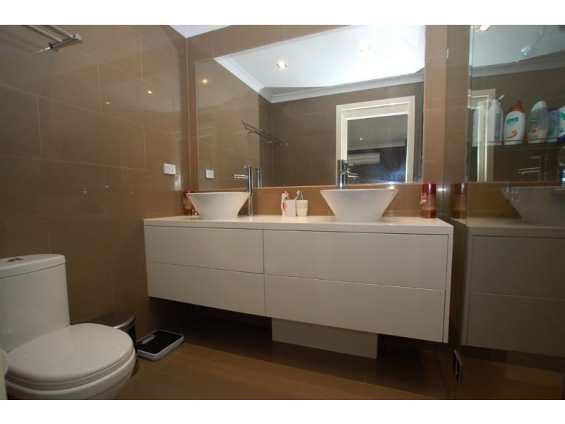 7 Hillridge Cres, Varsity Lakes QLD 4227