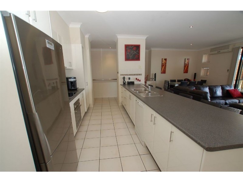 2/1 Campelles Ave, Varsity Lakes QLD 4227