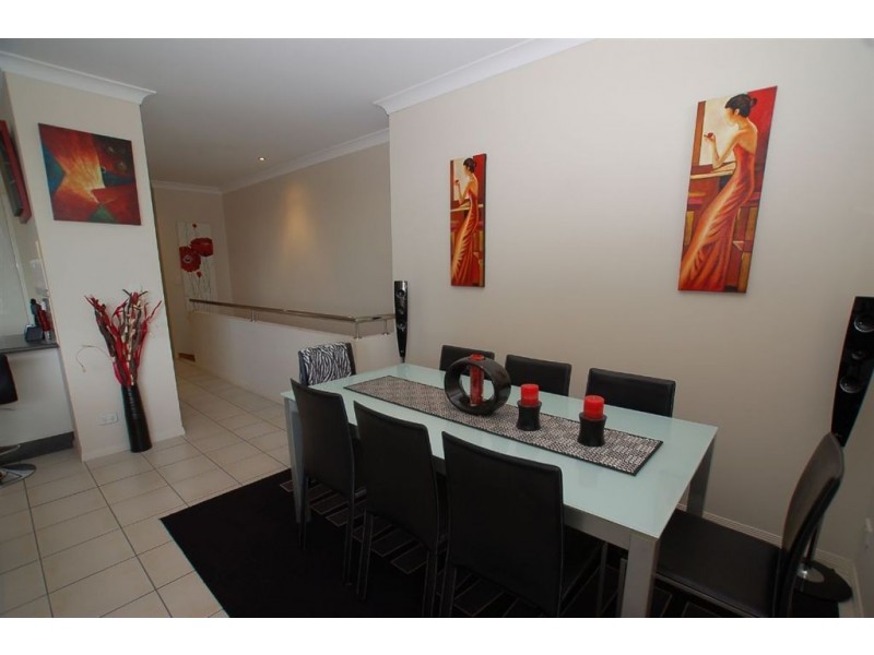2/1 Campelles Ave, Varsity Lakes QLD 4227