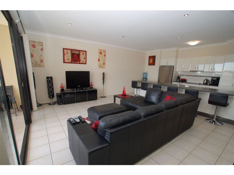2/1 Campelles Ave, Varsity Lakes QLD 4227