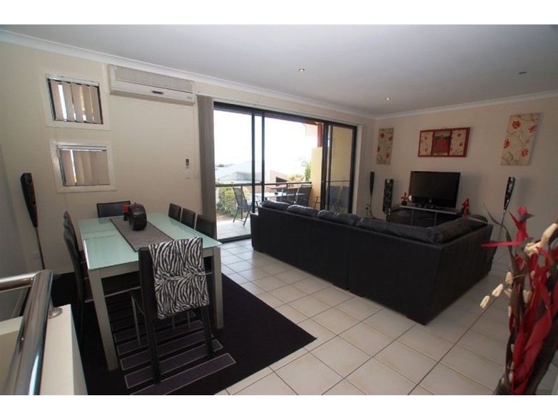2/1 Campelles Ave, Varsity Lakes QLD 4227