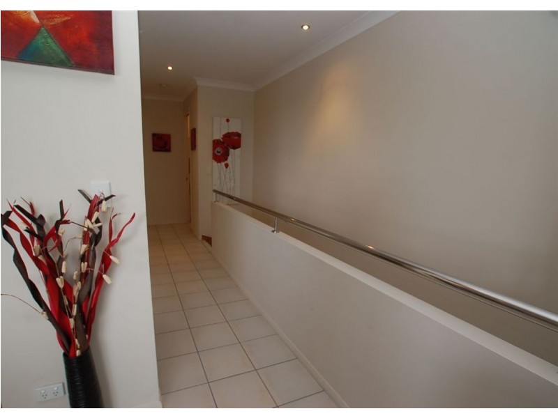 2/1 Campelles Ave, Varsity Lakes QLD 4227