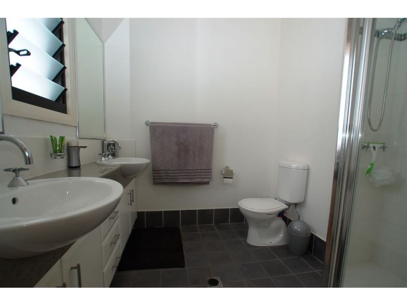 2/1 Campelles Ave, Varsity Lakes QLD 4227