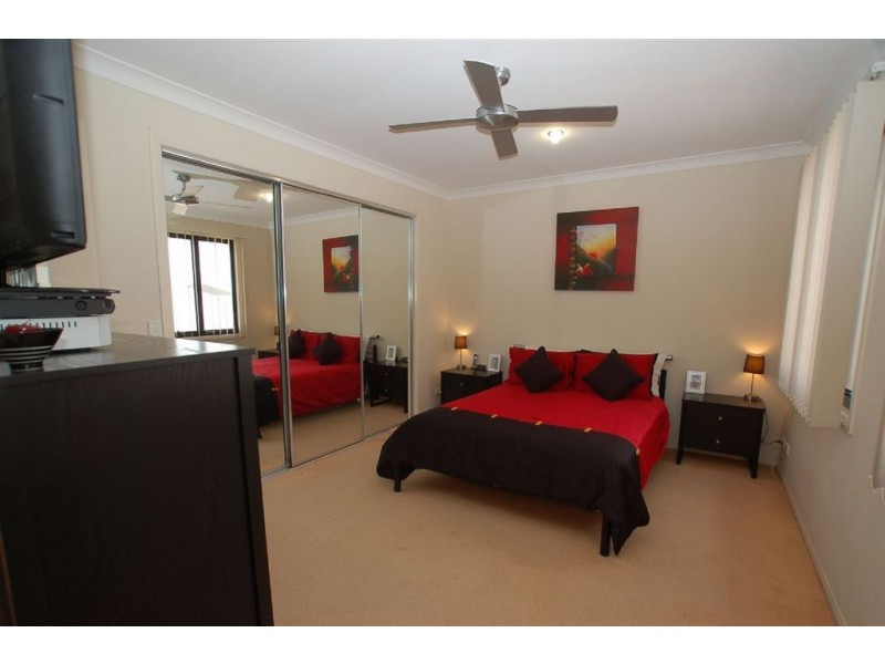 2/1 Campelles Ave, Varsity Lakes QLD 4227