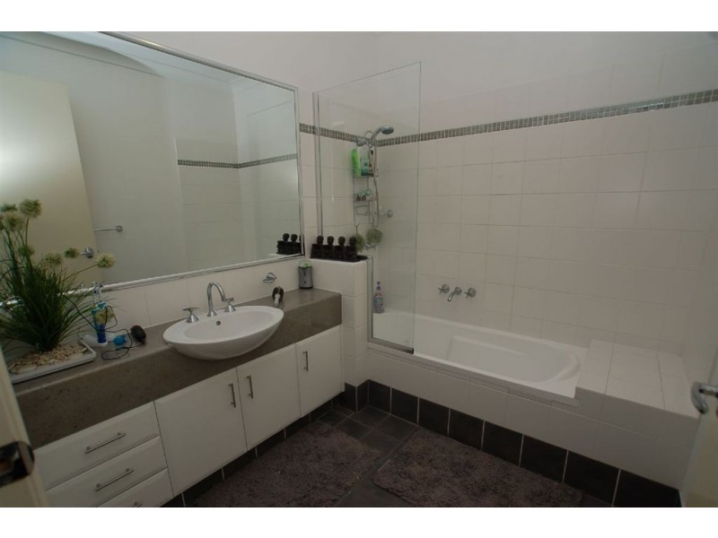 2/1 Campelles Ave, Varsity Lakes QLD 4227