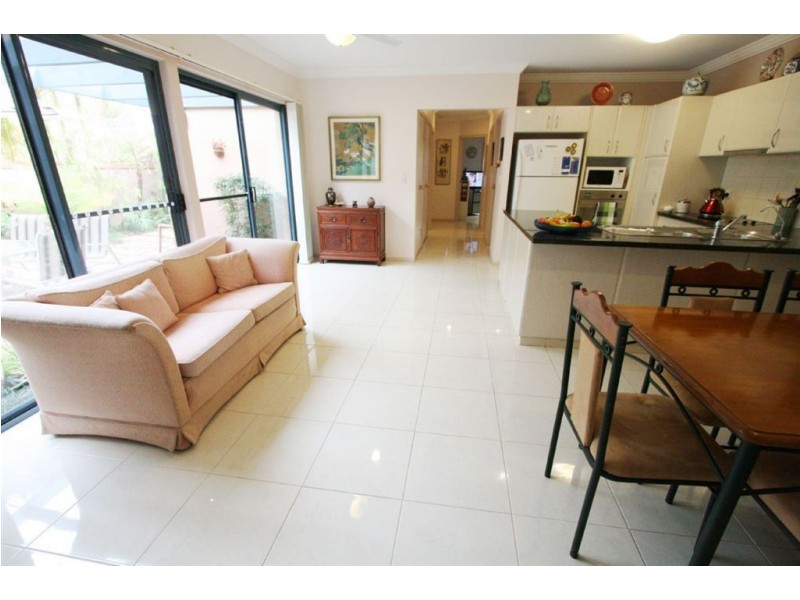 18/117 Palm Meadows Dr, Carrara QLD 4211