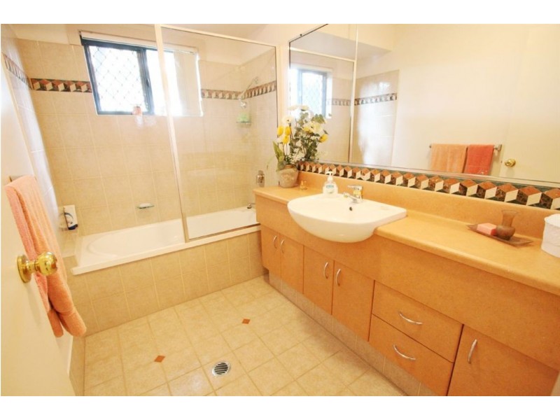 18/117 Palm Meadows Dr, Carrara QLD 4211