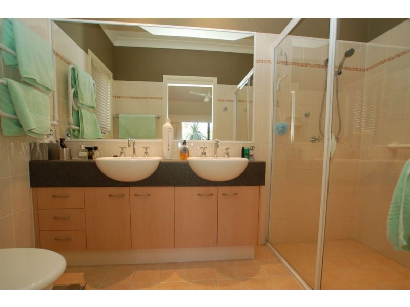 33 Majorca Cr, Varsity Lakes QLD 4227