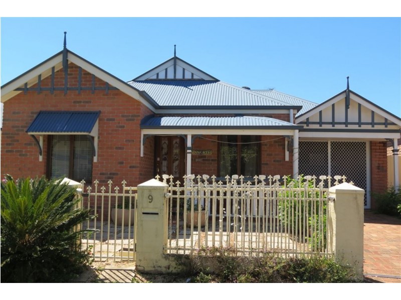 9 Tourangeau Cr, Varsity Lakes QLD 4227