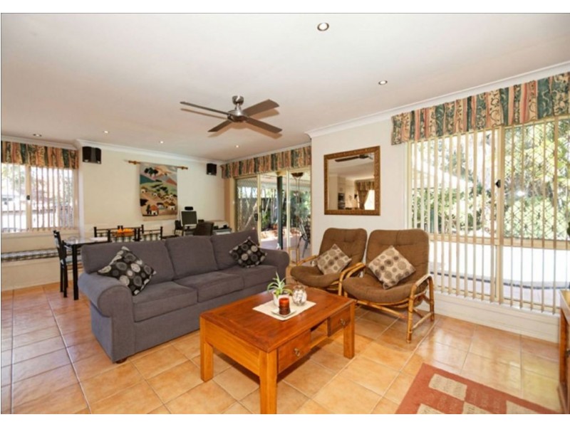 4 Camberwell Cct, Robina QLD 4226