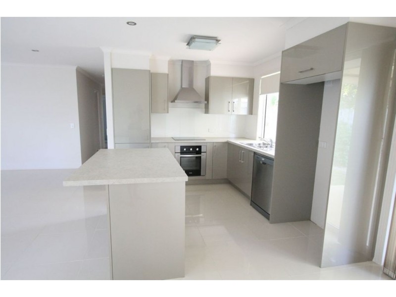 28 Southlake Drive, Varsity Lakes QLD 4227