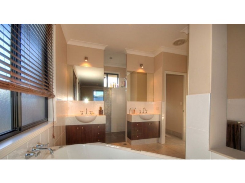 72 Observatory Dr, Reedy Creek QLD 4227