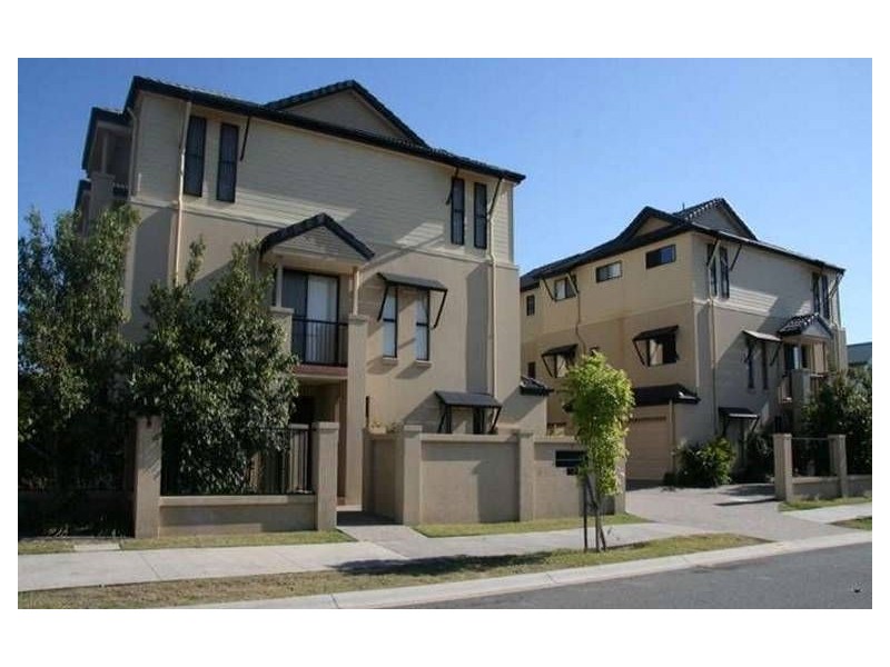 2 Tourangeau Cres, Varsity Lakes QLD 4227