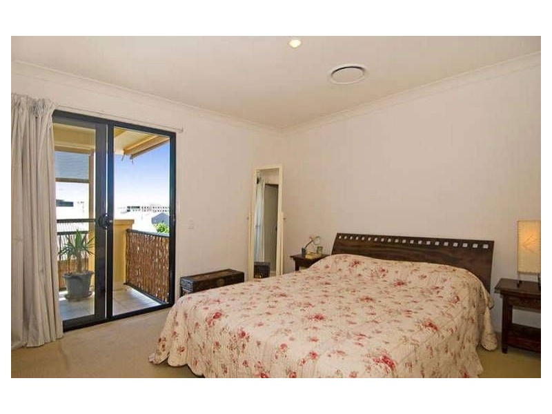 2 Tourangeau Cres, Varsity Lakes QLD 4227
