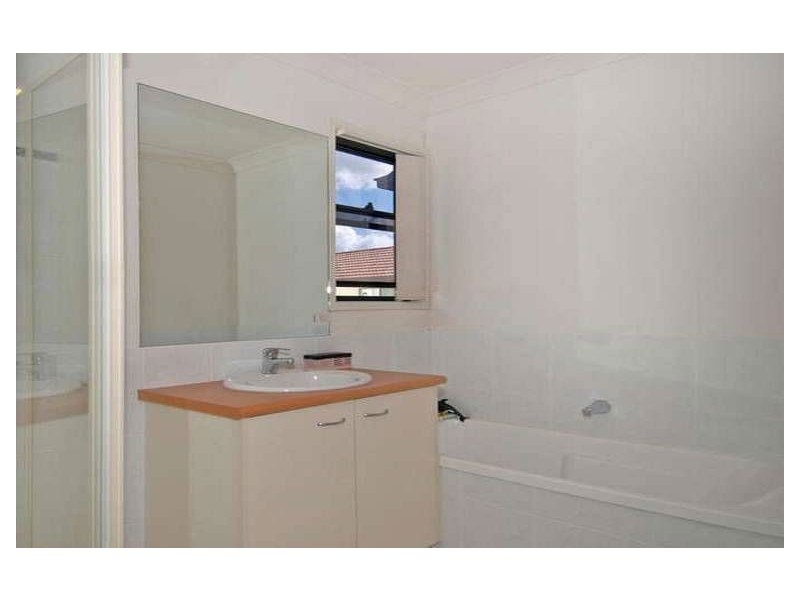 2 Tourangeau Cres, Varsity Lakes QLD 4227