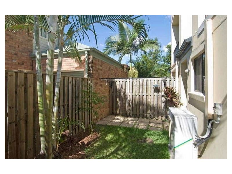 2 Tourangeau Cres, Varsity Lakes QLD 4227