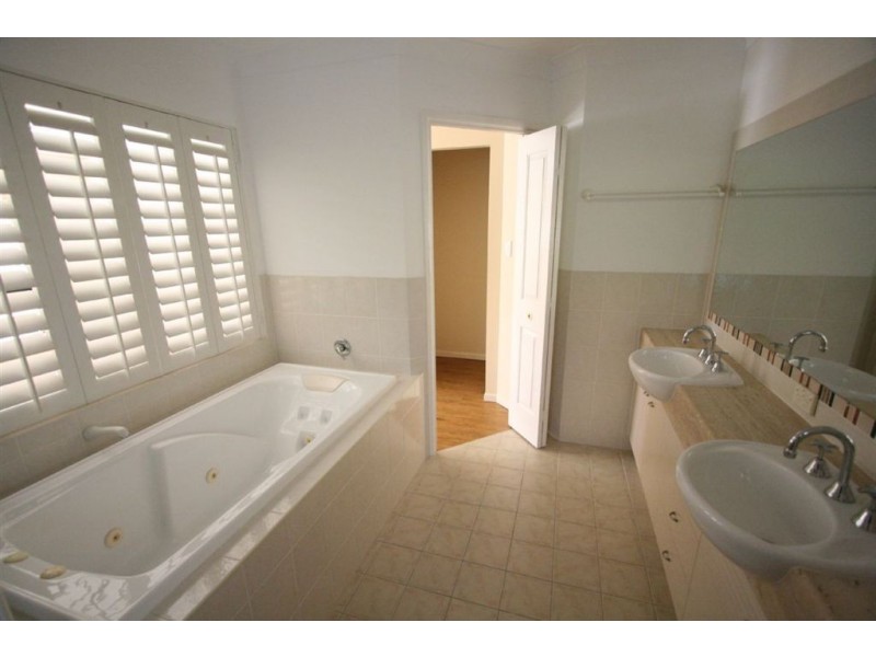 4 Ellis Dr, Mudgeeraba QLD 4213