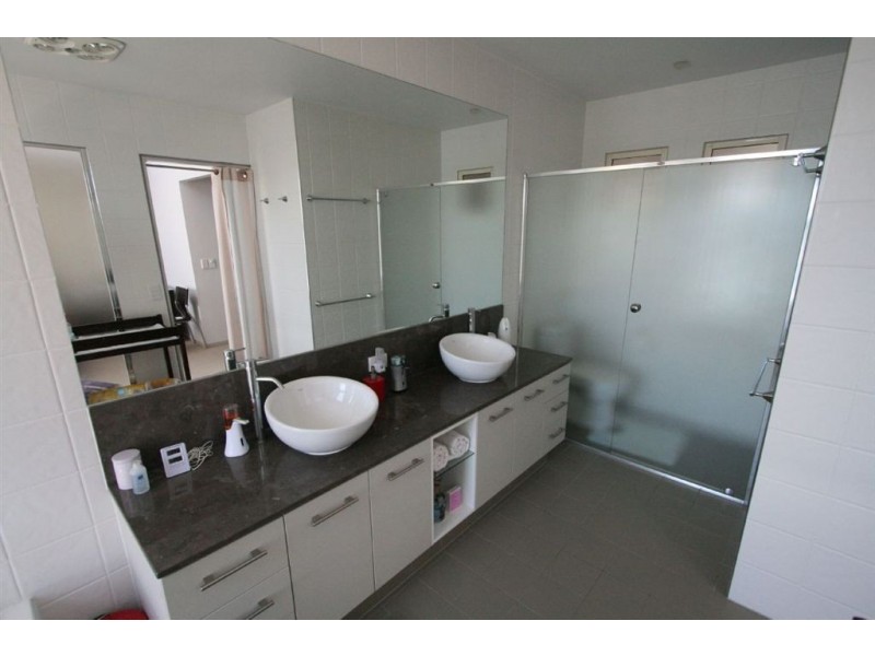 41 Watts Dr, Varsity Lakes QLD 4227