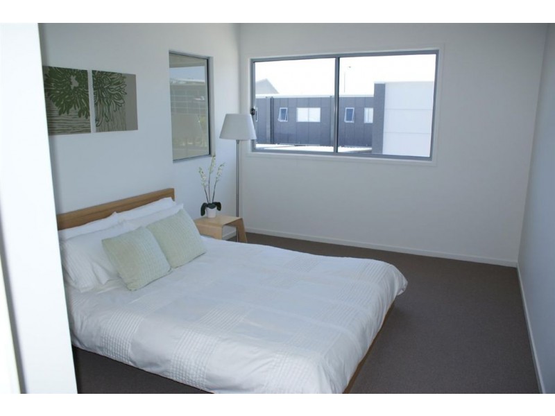 40 Lakefront Cr, Varsity Lakes QLD 4227