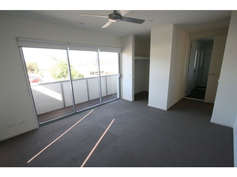 40 Lakefront Cr, Varsity Lakes QLD 4227