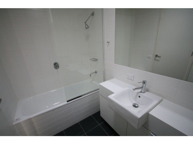 40 Lakefront Cr, Varsity Lakes QLD 4227