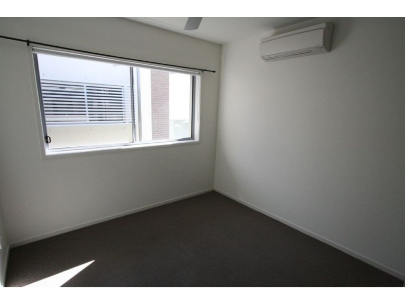 40 Lakefront Cr, Varsity Lakes QLD 4227