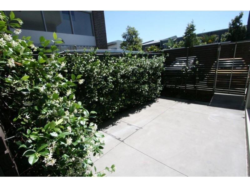 40 Lakefront Cr, Varsity Lakes QLD 4227