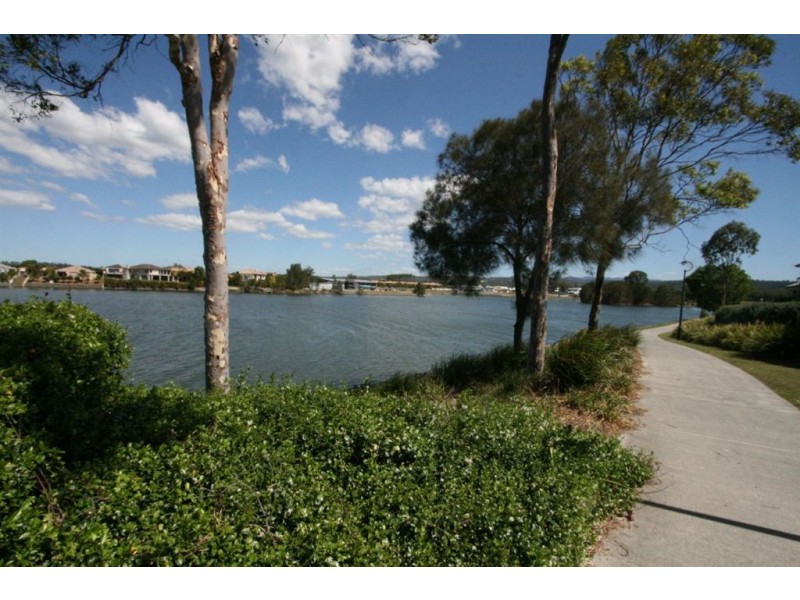 40 Lakefront Cr, Varsity Lakes QLD 4227