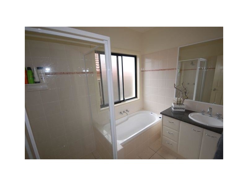 8 Grenada Ct, Varsity Lakes QLD 4227