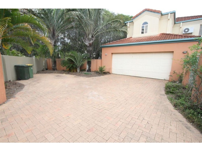 9 Sternway Pl, Clear Island Waters QLD 4226
