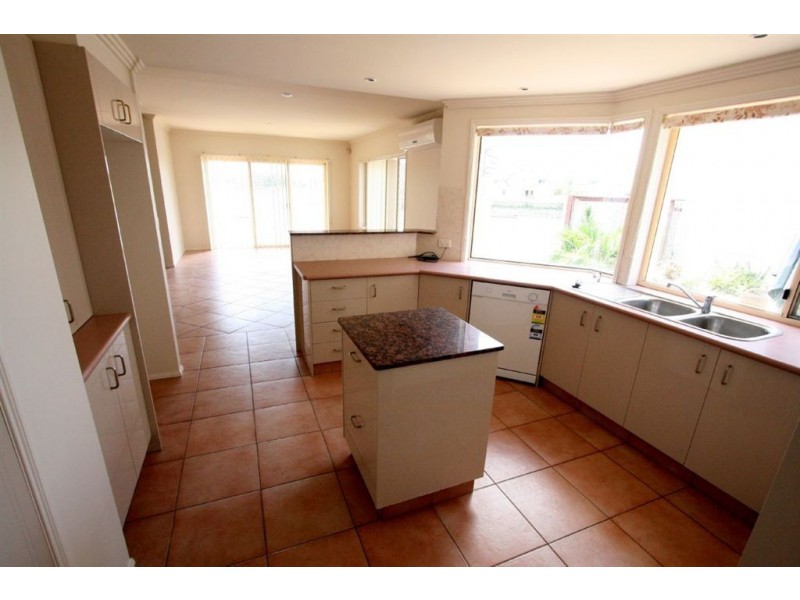 9 Sternway Pl, Clear Island Waters QLD 4226