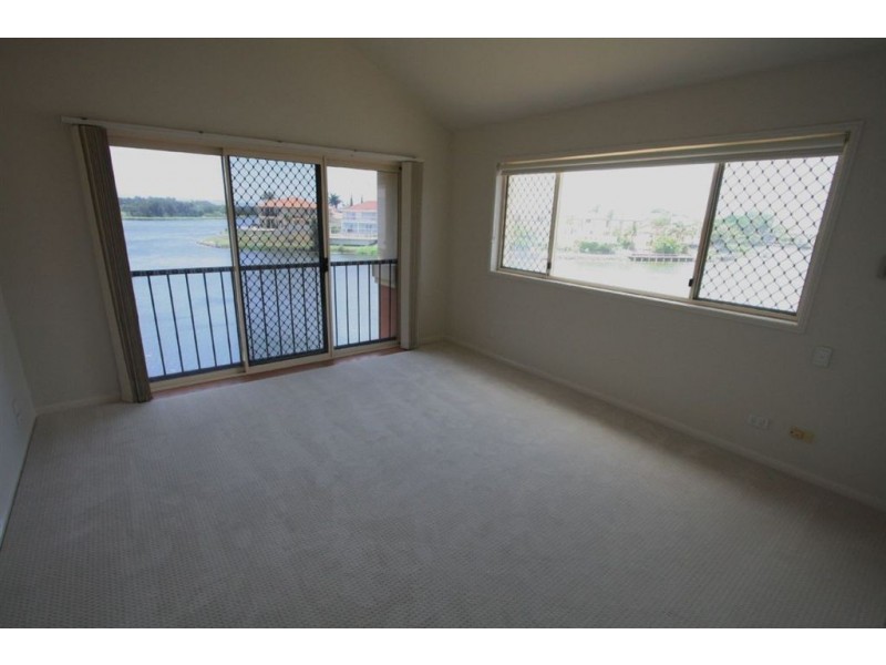 9 Sternway Pl, Clear Island Waters QLD 4226