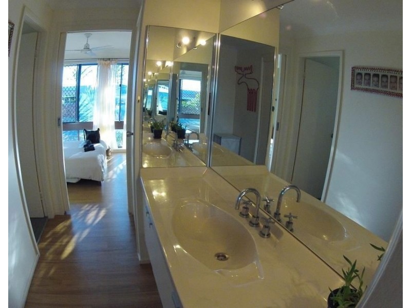 10 Keppel Crt, Mermaid Waters QLD 4218