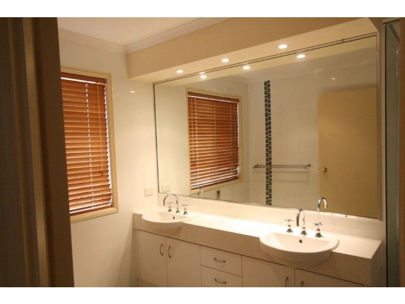 17 Pine Valley Dr, Robina QLD 4226