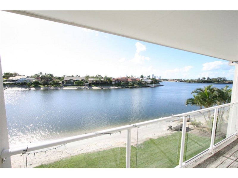 300 Cottesloe Dr, Mermaid Waters QLD 4218