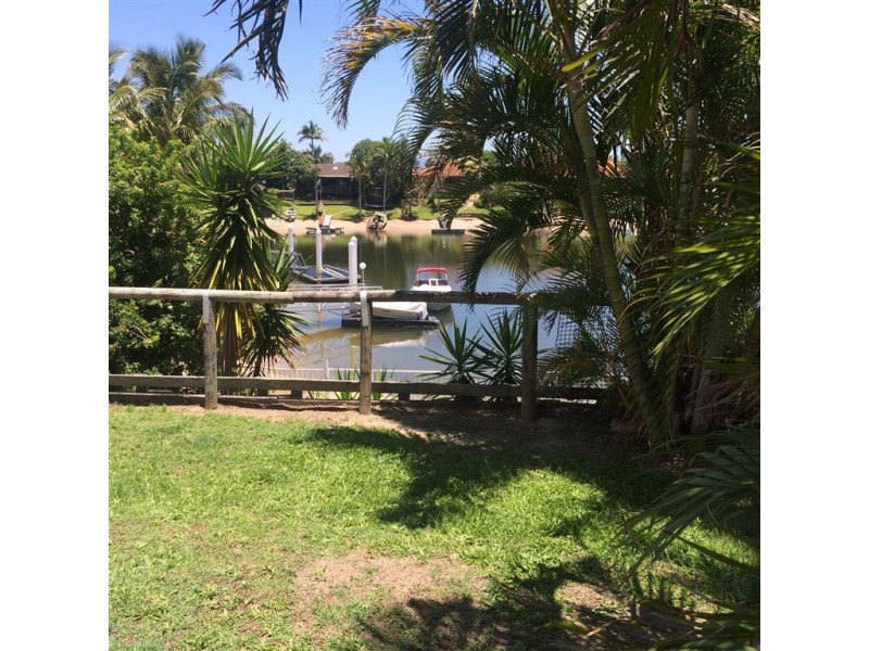 2a Village Low Road, Benowa Waters QLD 4217