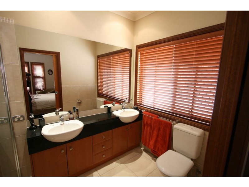 4 Palma Crescent, Varsity Lakes QLD 4227