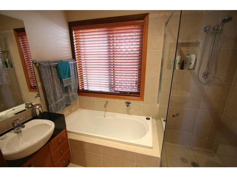 4 Palma Crescent, Varsity Lakes QLD 4227