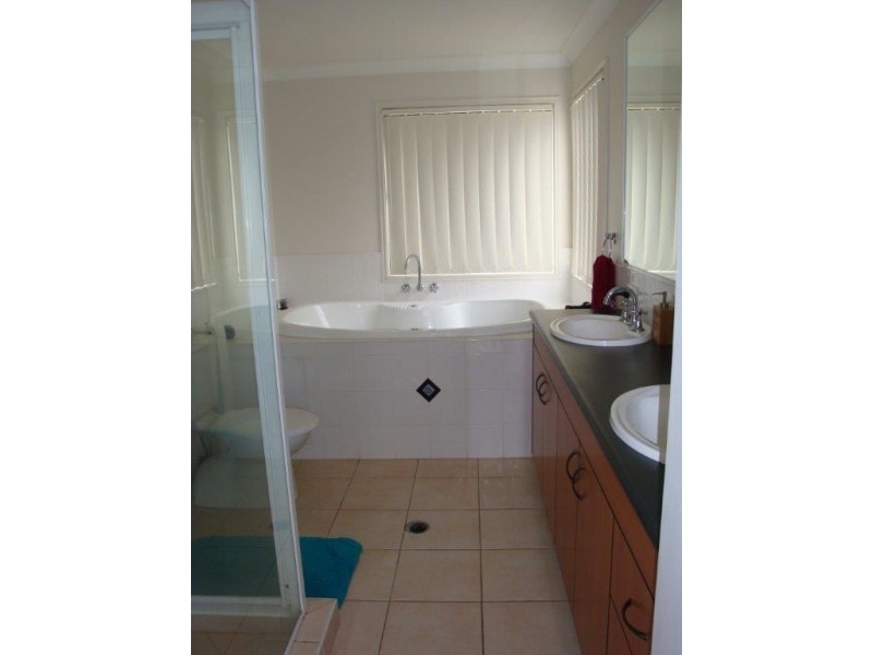 13 Menton Ave, Varsity Lakes QLD 4227