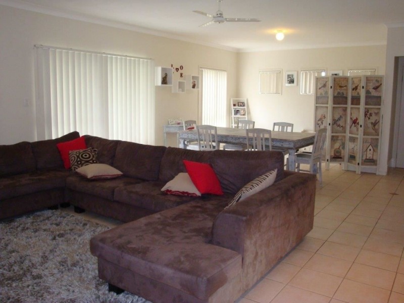 13 Menton Ave, Varsity Lakes QLD 4227