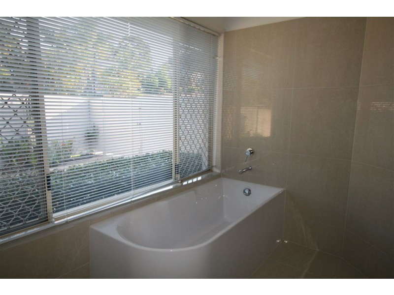 81 Glen Eagles Dr, Robina QLD 4226