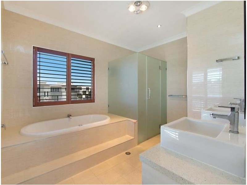 5 Elizabeth Crescent, Varsity Lakes QLD 4227