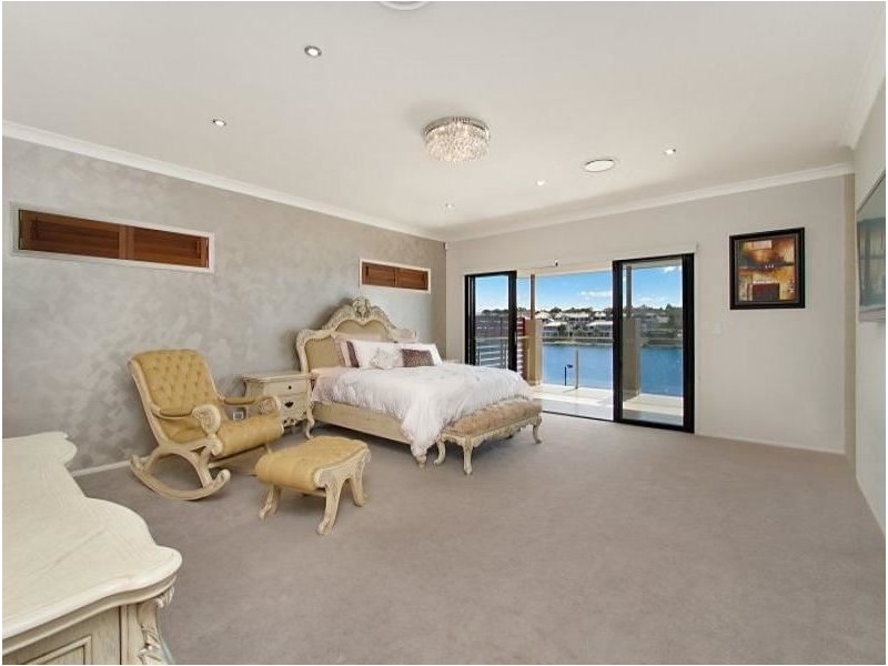 5 Elizabeth Crescent, Varsity Lakes QLD 4227