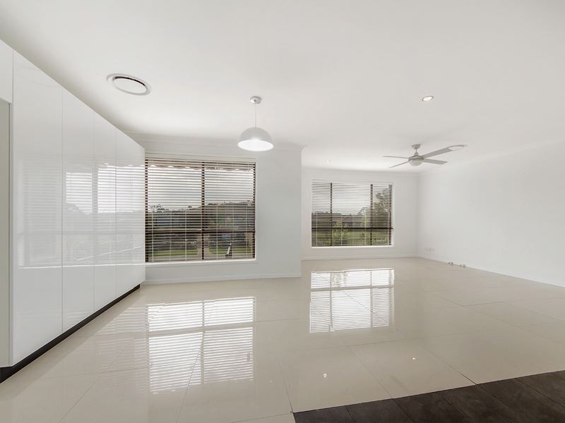 8 Lexington Drive, Worongary QLD 4213