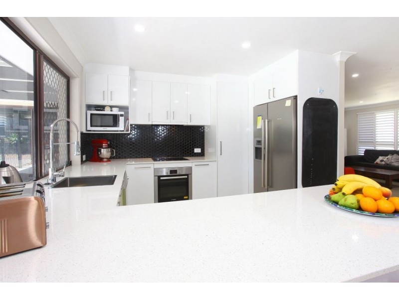 11 Queenscliff Cr, Robina QLD 4226