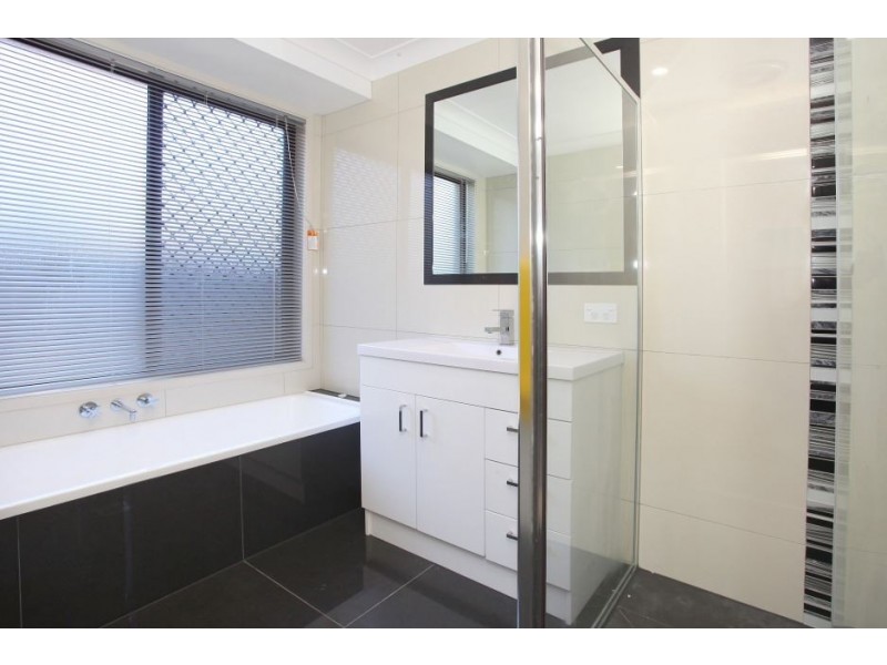 11 Queenscliff Cr, Robina QLD 4226